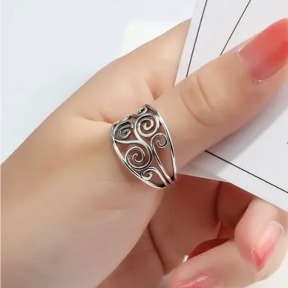 Jewelry - Retro Minimalist Ring